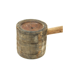 Świecznik drewniany w starym stylu z uchwytem